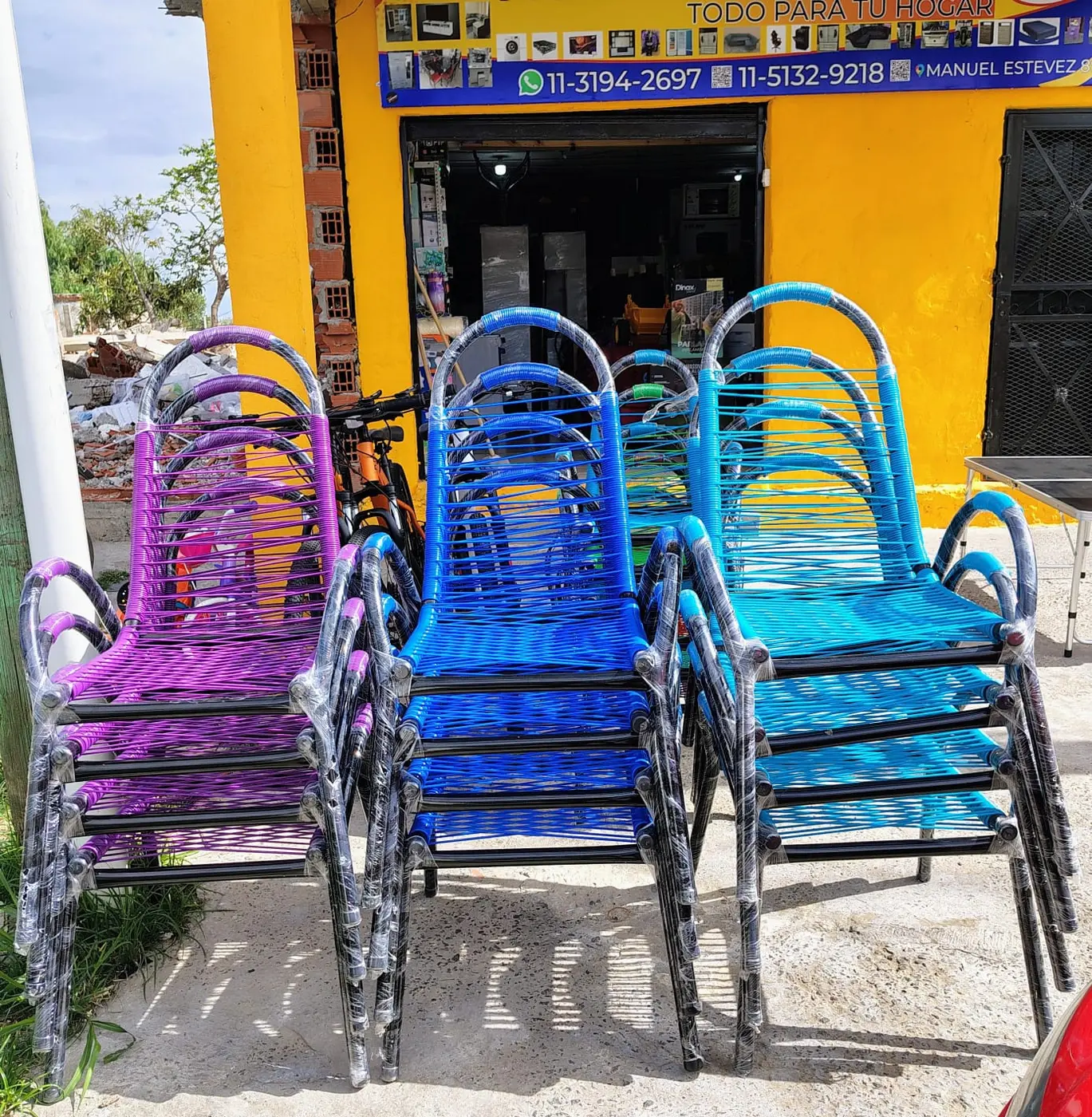 Frente del local de Muebles Colombia en Dock Sud